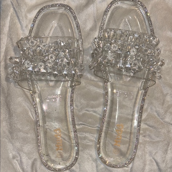 MUDD SLIDE/SANDALS CLEAR CRYSTAL EMBELLISHMENT SILVER SPARKLE TRIM
FUN & STYLISH - Picture 5 of 13